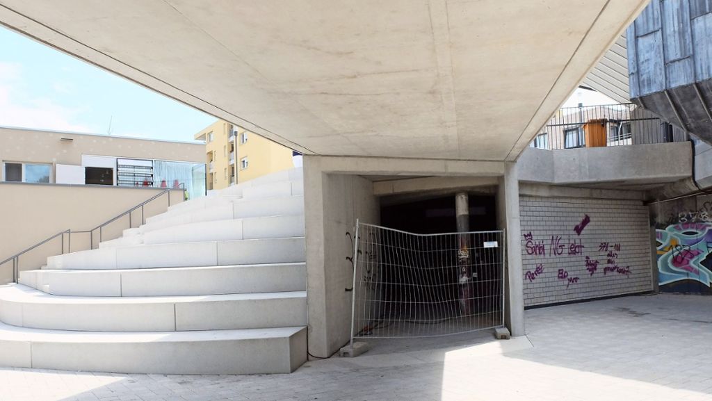 Schmierereien in der Neuen Mitte: Graffiti-Schmierereien unter der neuen Treppe