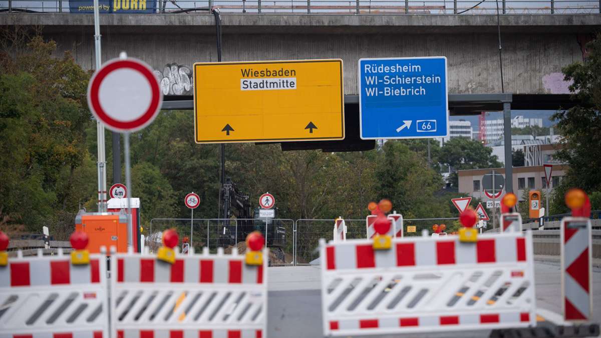  Die seit Jahren marode Salzbachtalbrücke im Verlauf der Autobahn 66 in Wiesbaden soll gesprengt werden. Das Ereignis kann in einem Livestream verfolgt werden. 