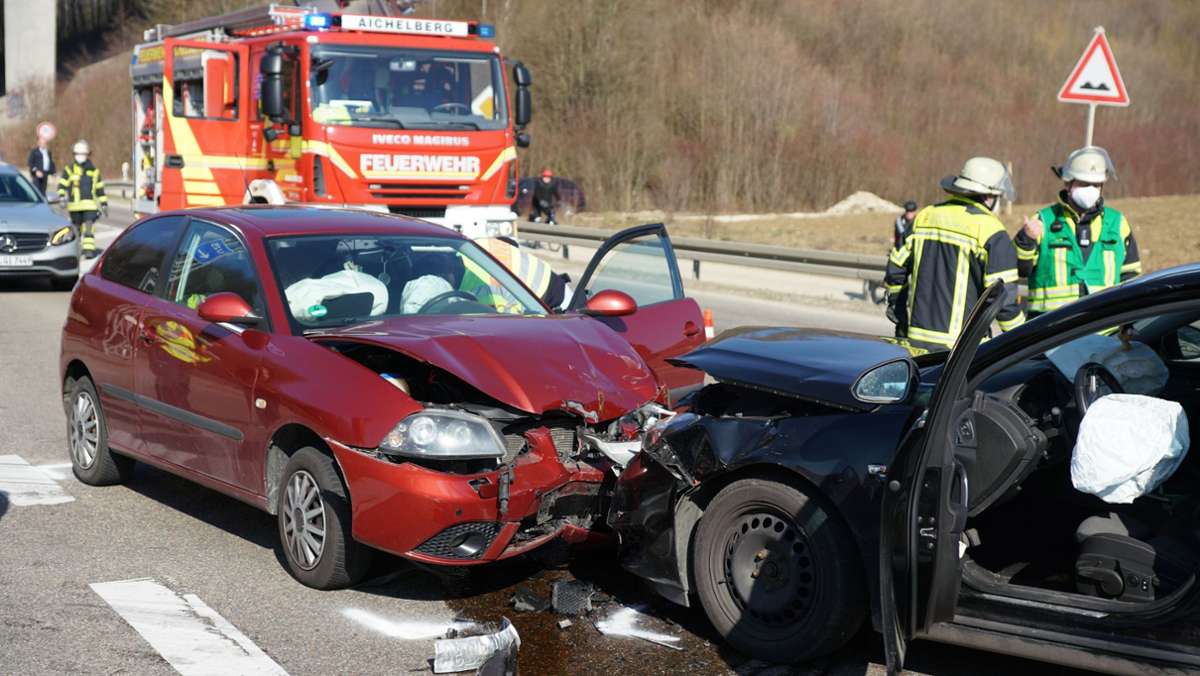 Unfall in Aichelberg: Autofahrer bei Kollision verletzt
