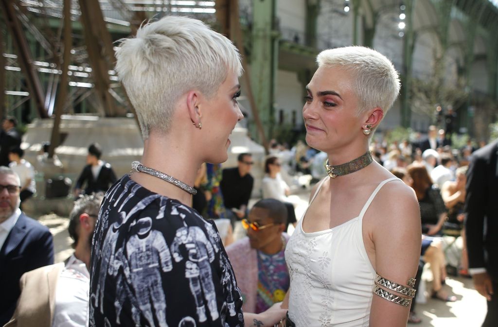 Blondis unter sich: Katy Perry und Cara Delevigne bewundern gegenseitig ihre Bubi-Köpfe.