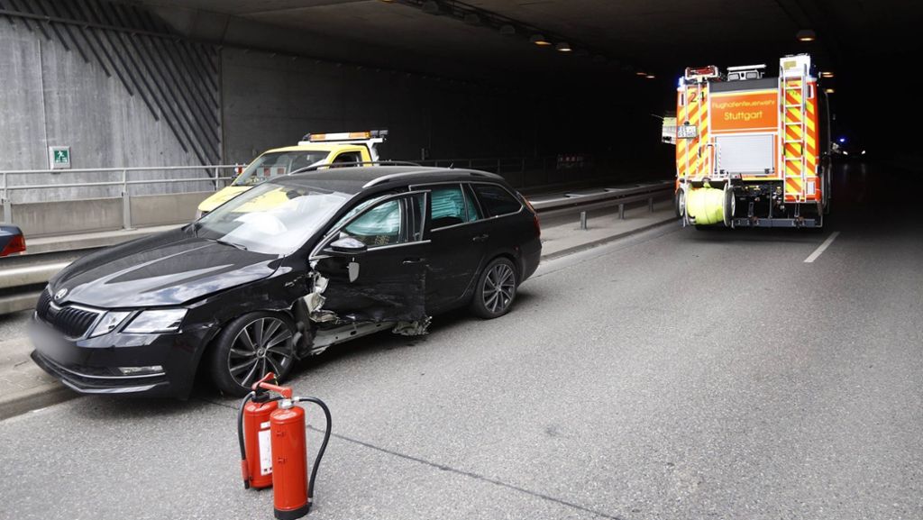 Unfall im Tunnel unter A8 am Flughafen Stuttgart: Falschfahrer rammt Daimler und flüchtet