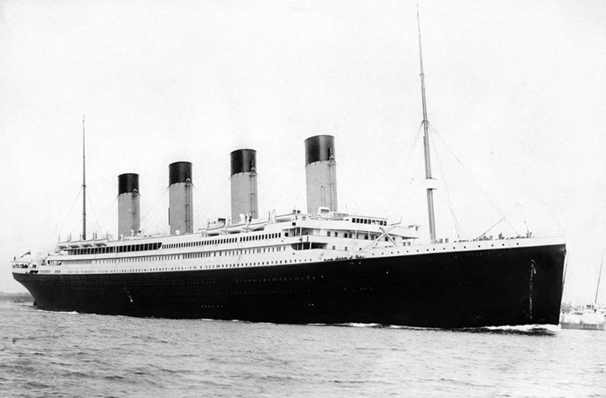 1514 Tote: Am 10. April 1912 bricht die Titanic, das damals größte Schiff der Welt, zu ihrer Jungfernfahrt auf. Der Weg führt von Southampton nach New York. 2223 Menschen sind an Bord des als unsinkbar geltenden Luxusliners. Am 14. April gegen 23.40 Uhr rammt die Titanic bei voller Fahrt einen Eisberg und sinkt nach nur zwei Stunden und 40 Minuten. Da es zu wenige Rettungsboote gibt, ertrinken und erfrieren 1514 Menschen.