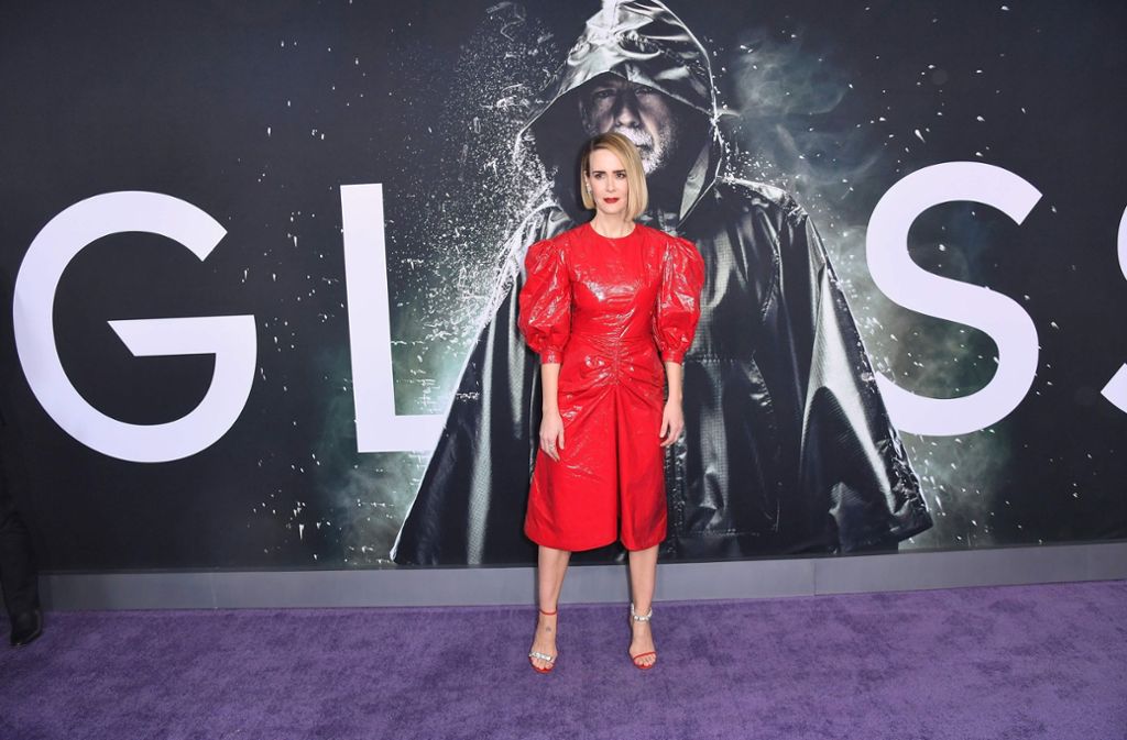 US-Schauspielerin Sarah Paulson setzt auf ein auffälliges rotes Kleid.