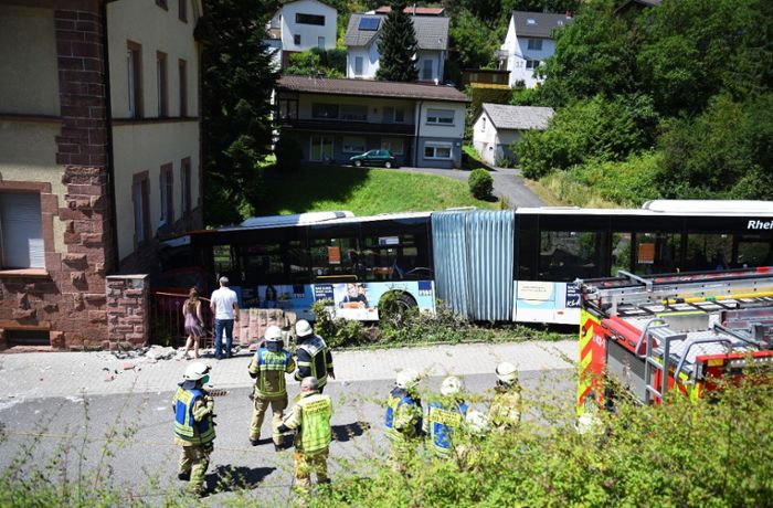 Heidelberg-Ziegelhausen: Linienbus fährt in Wohnhaus – mehrere Verletzte
