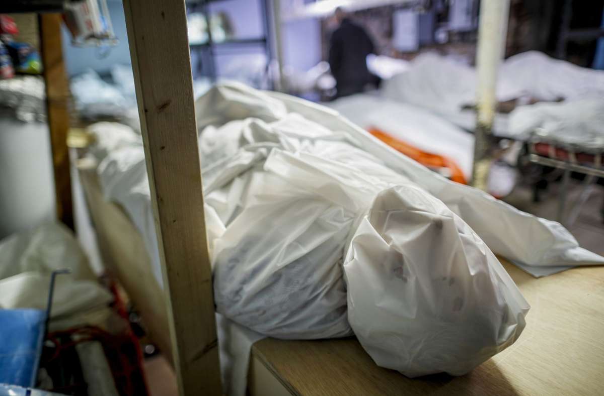 9. März: In Deutschland gibt es die ersten beiden Todesfälle. Ein 78-Jähriger aus Heinsberg und eine 89-Jährige aus Essen sind an den Folgen der Viruserkrankung gestorben. Auf dem Bild ist eine in Plastik gehüllte Leiche in einem Bestattungsinstitut zu sehen.