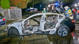 Tesla brennt aus – Feuerwehr verhindert Schlimmeres