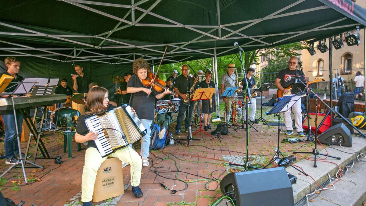 Stadtteilfest in Pliensauvorstadt: Groovige Klänge auf dem Roten Platz