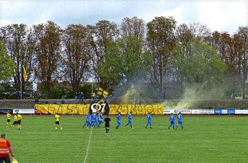 Das wurde teuer: Am ersten Spieltag der Kreisliga B zünden die 07-Anhänger im Jahnstadion Pyrotechnik. Foto: privat