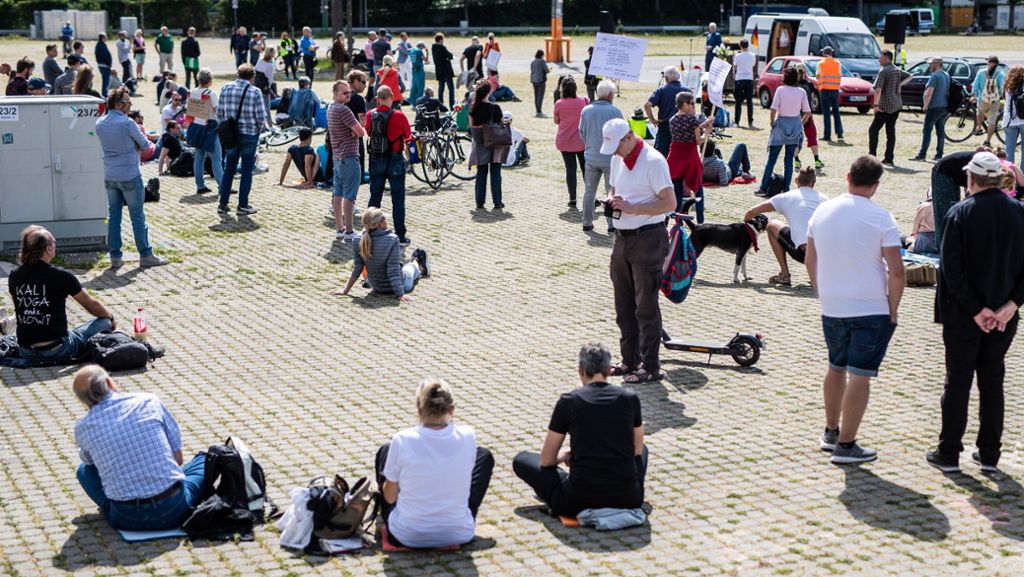 Corona-Krise in Stuttgart: Nur wenige Teilnehmer bei Corona-Demos auf dem Wasen