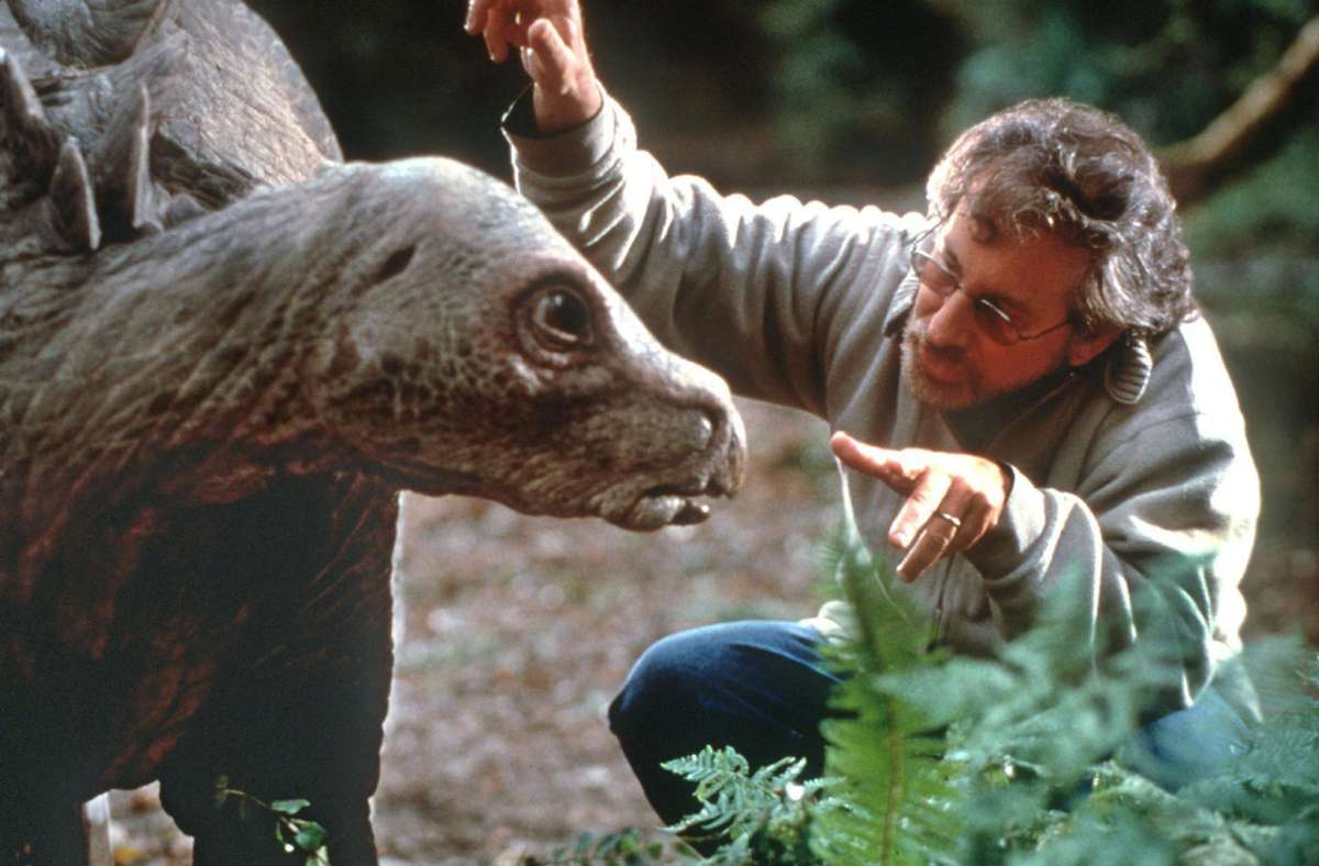 Star-Regisseur Steven Spielberg kümmert sich um einen tierischen Darsteller bei den Dreharbeiten zu „Jurassic Park: Vergessene Welt“. Die Regie für den dritten Teil, der 2001 in die Kinos kam, übernahm Joe Johnston.