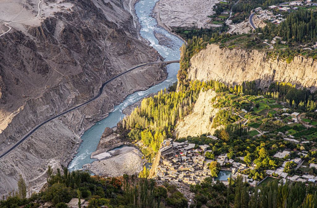 Frühere Zollstation im pakistanischen Hunza an der alten Seidenstraße. Links neben dem Fluss verläuft der Karakorum Highway, der Pakistan mit China verbindet.