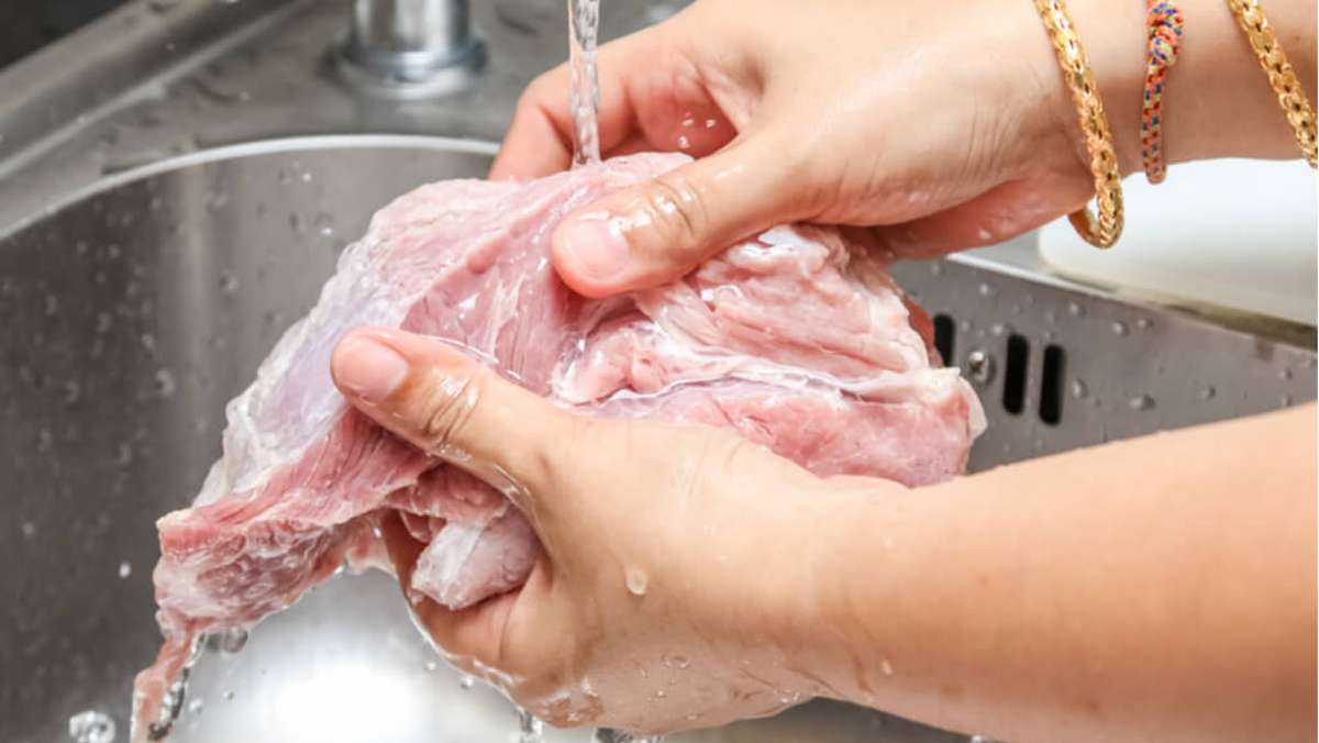 Ganz selbstverständlich waschen viele Menschen vor allem Geflügel vor der Zubereitung. Das bringt das Waschen von Fleisch wirklich.
