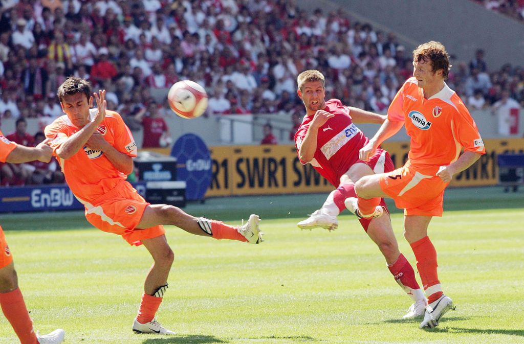 Der vielleicht wichtigste Moment in der sportlichen Laufbahn des Thomas Hitzlsperger: Am 19. Mai 2007 erzielte er am letzten Spieltag gegen Energie Cottbus das 1:1 und verhalf dem VfB Stuttgart so zum Gewinn der Deutschen Meisterschaft.