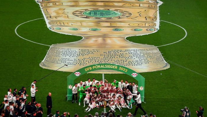 DFB-Pokalfinale: Vor Pokalfeier: Person wird am Spielfeldrand reanimiert