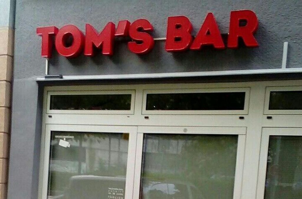 Die Fassadenschrift hängt jetzt: Wann „Tom’s Bar“, das neue Lokal von „Schwulen-Mutti“ Laura Halding-Hoppenheit, beim Züblin-Parkhaus starten kann, ist aber noch unklar.
