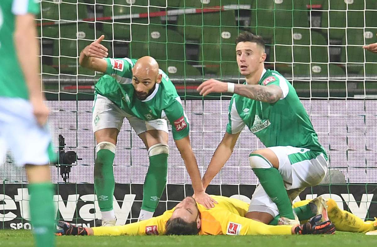 Schockmoment: Werder-Keeper Jiri Pavlenka bleibt nach einem Zusammenstoß mit Gonzalo Castro benommen am Boden liegen.