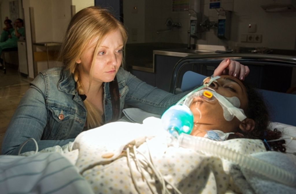 Auch Maries Freundin Evelyn besucht sie regelmäßig im Krankenhaus.