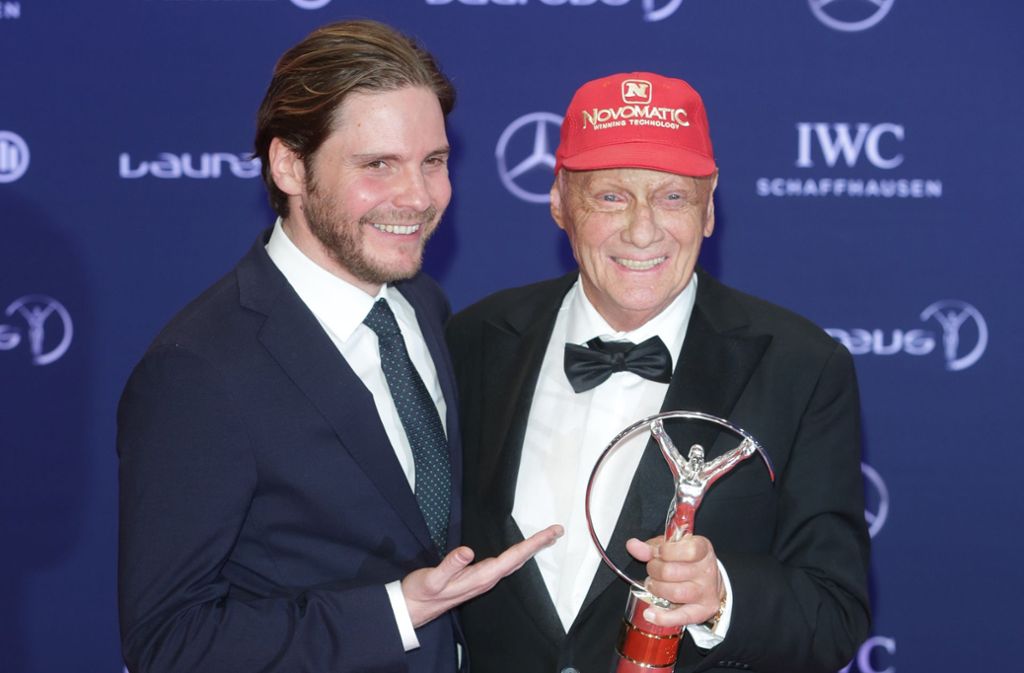 Schauspieler Daniel Brühl (links) übernahm die Rolle von Niki Lauda im Film „Rush – Alles für den Sieg“. In dem Hollywood-Streifen wurde die Rivalität von Lauda mit dem Engländer James Hunt verfilmt. Foto: dpa