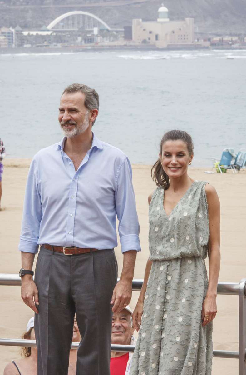 Felipe VI., König von Spanien, und Königin Letizia stehen auf der Strandpromenade von Las Canteras bei einem Besuch in Las Palmas. Das Königspaar wird in den kommenden Wochen alle Regionen des Landes besuchen.