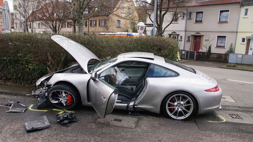 140.000 Euro Schaden: Porsche fährt in Feuerbach über Verkehrsinsel