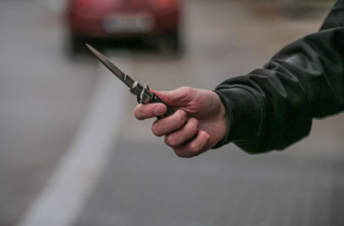14-Jähriger zückt Messer und überfallt Jugendlichen