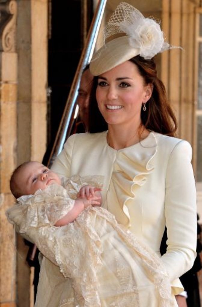 Um kaum ein royales Baby wurde so viel Aufhebens gemacht als um ihn: Prinz George ist der erste Sohn von Prinz William und seiner Frau Kate und wird einst auf dem britischen Thron sitzen. Er kam im Juli 2013 zur Welt.