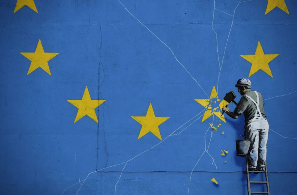 Brexit In Dover ist Banksys Kommentar zum Brexit zu sehen: Ein Mann entfernt mit dem Hammer einen Stern von der EU-Flagge.