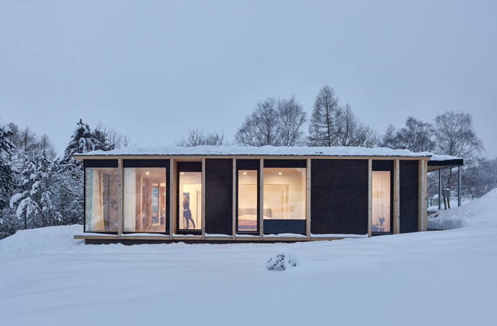 Das „Rundherum-Haus“ von Mia2/Architektur – ein altes, kleines, dunkles Ferienhaus, das rundherum mit Holz und Glas umbaut und erweitert wurde. Die Jury sprach dem Projekt im österreichischen Mühlviertel eine von fünf Anerkennungen aus.