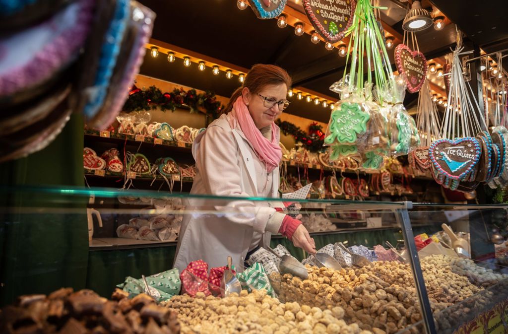 Monika Benda verkauft Süßigkeiten auf dem Stuttgarter Weihnachtsmarkt.