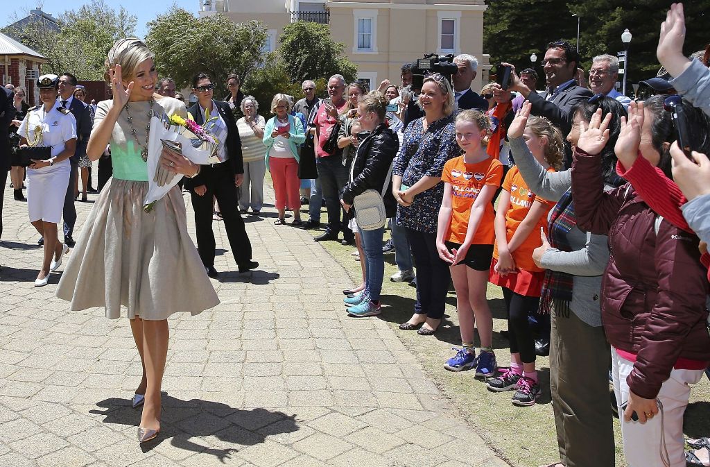 Máxima begrüßte im beigen Sommerkleid die wartenden Menschen vor dem Maritim-Museum von Perth.