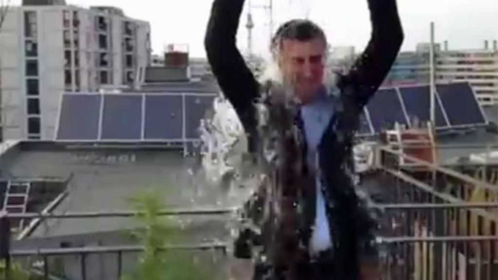  Wie andere Prominente kippt sich Grünen-Chef Özdemir für eine karitative Kampagne Wasser über den Kopf. In dem Video-Clip posiert er auf seinem Balkon - neben einer Hanfpflanze. Deren Besitz ist illegal. Laut Özdemir kein Versehen, sondern bewusst gesetzt. 