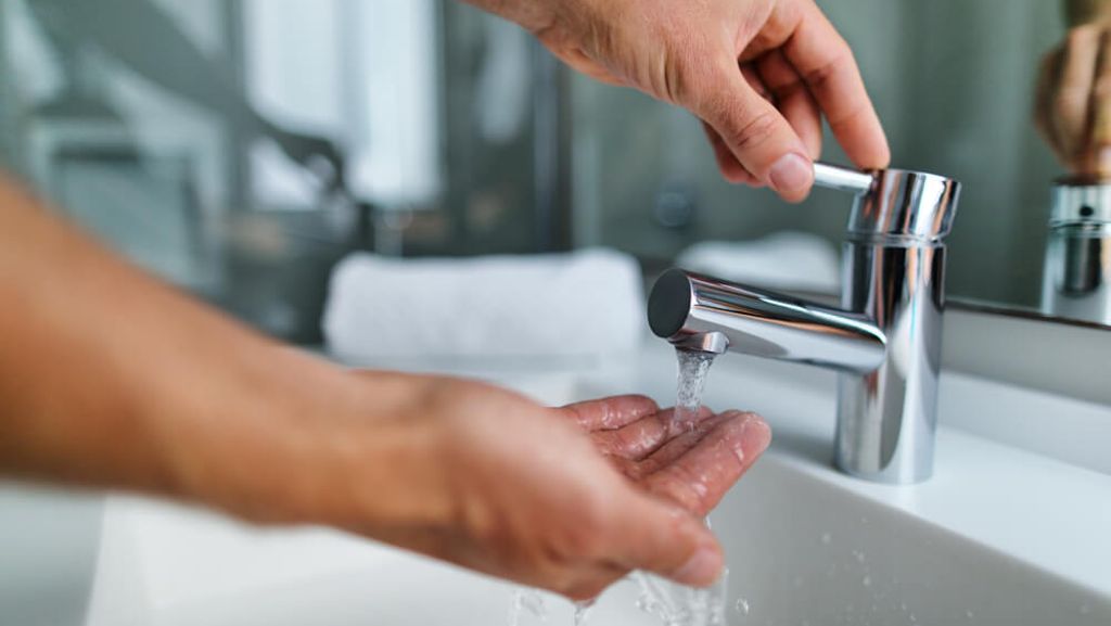 Hände waschen: warm oder kalt? (Das sagen Studien)