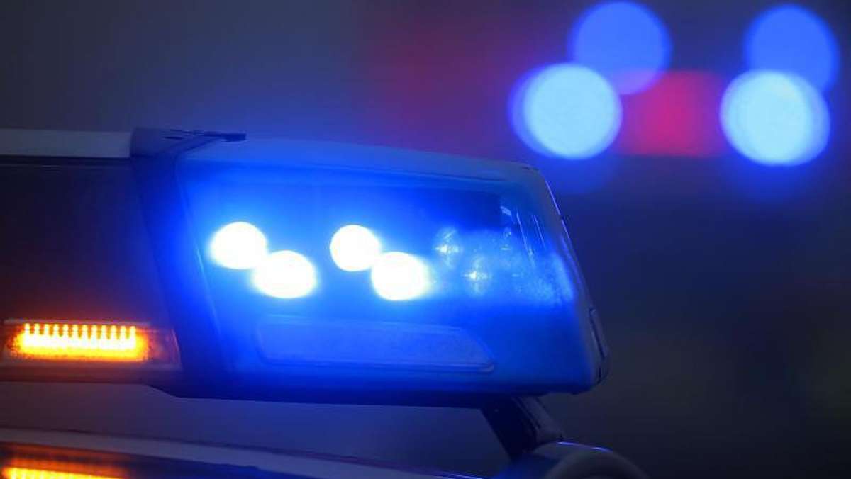  Ein 30-Jähriger zeigt einer Polizeistreife in Ludwigsburg den Mittelfinger, die Beamten stellen ihn deshalb zur Rede. Weil sich der Pöbler nicht ausweisen kann, fahren die Polizisten zu ihm nach Hause – womit der Mann offenbar nicht gerechnet hat. 