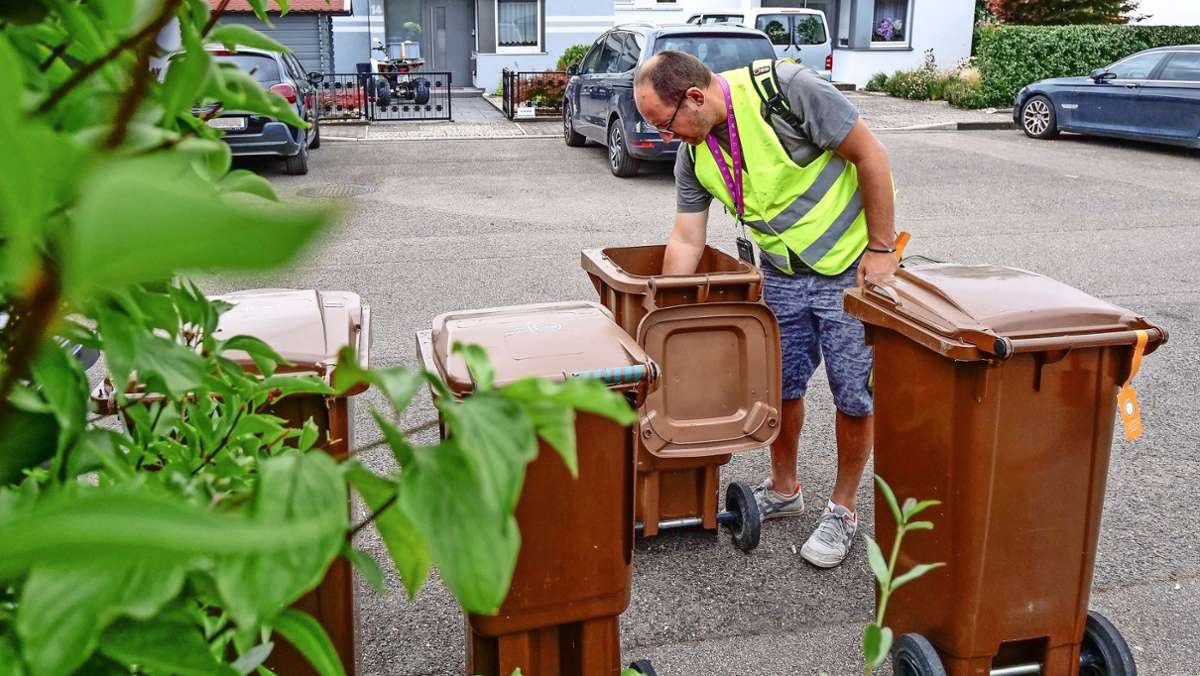  Speisereste und Gartenabfälle aus dem Landkreis Ludwigsburg werden in Kompost und Biogas umgewandelt. Doch zu viel falscher Abfall erschwert die Verwertung. Mehrere Scouts wollen das ändern – indem sie den Inhalt der braunen Tonnen durchsuchen. 