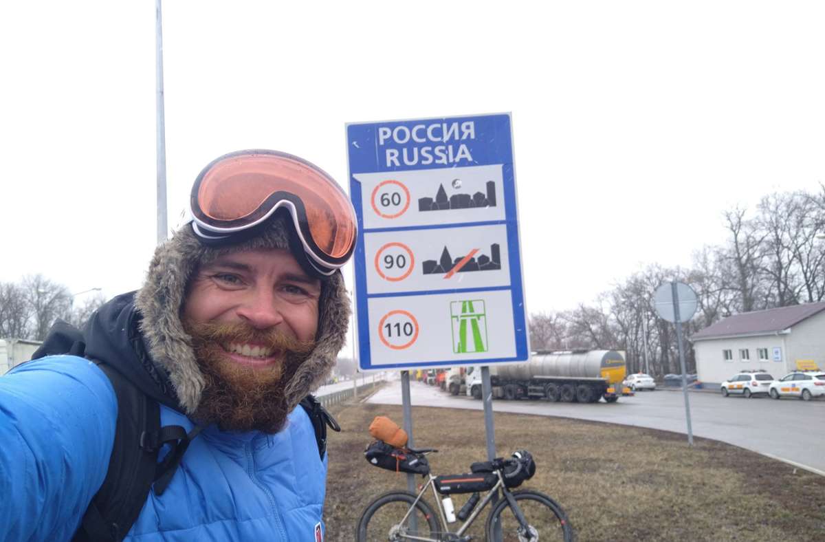 Jonas Deichmann an der Grenze zu Russland. Foto: Deichmann