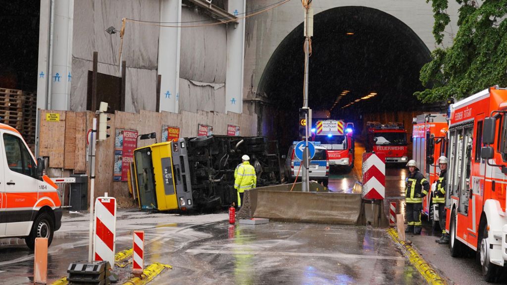 Unfall in Stuttgart-Mitte: Abschleppwagen kippt um – Polizei sperrt Wagenburgtunnel