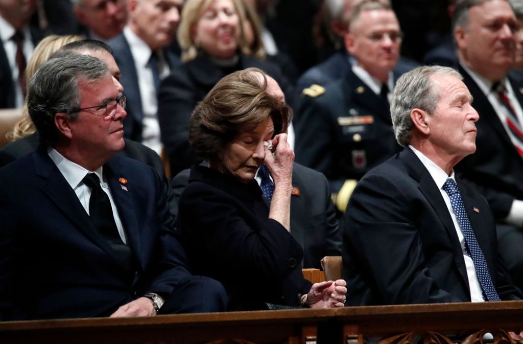 Der frühere US-Präsident George W. Bush (rechts), die frühere First Lady Laura Bush and Jeb Bush (links) in der National Cathedral in Washington, DC.