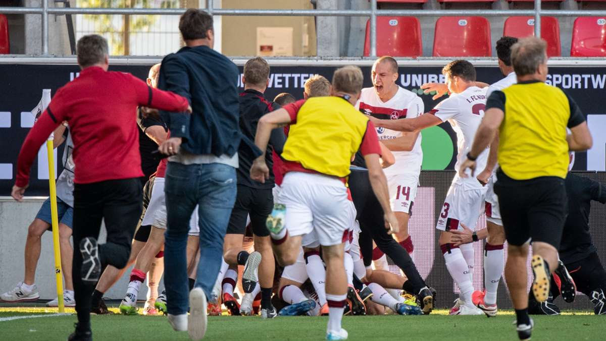  Happy End in letzter Sekunde: Der 1. FC Nürnberg hat den Absturz von der Bundesliga in die 3. Liga durch ein Tor in der Nachspielzeit nach einer dramatischen Relegations-Rückspiel beim FC Ingolstadt 04 abgewendet. 