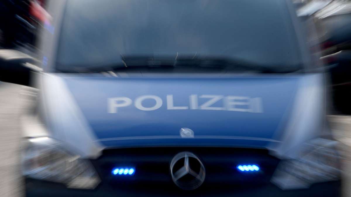  Ein Unbekannter stiehlt am Dienstag im Stuttgarter Westen einen Audi und kracht gegen eine Hauswand. Einige Zeit später kracht der Audi gegen einen Mercedes. Danach flüchtet der Fahrer zu Fuß. Die Polizei sucht Zeugen. 