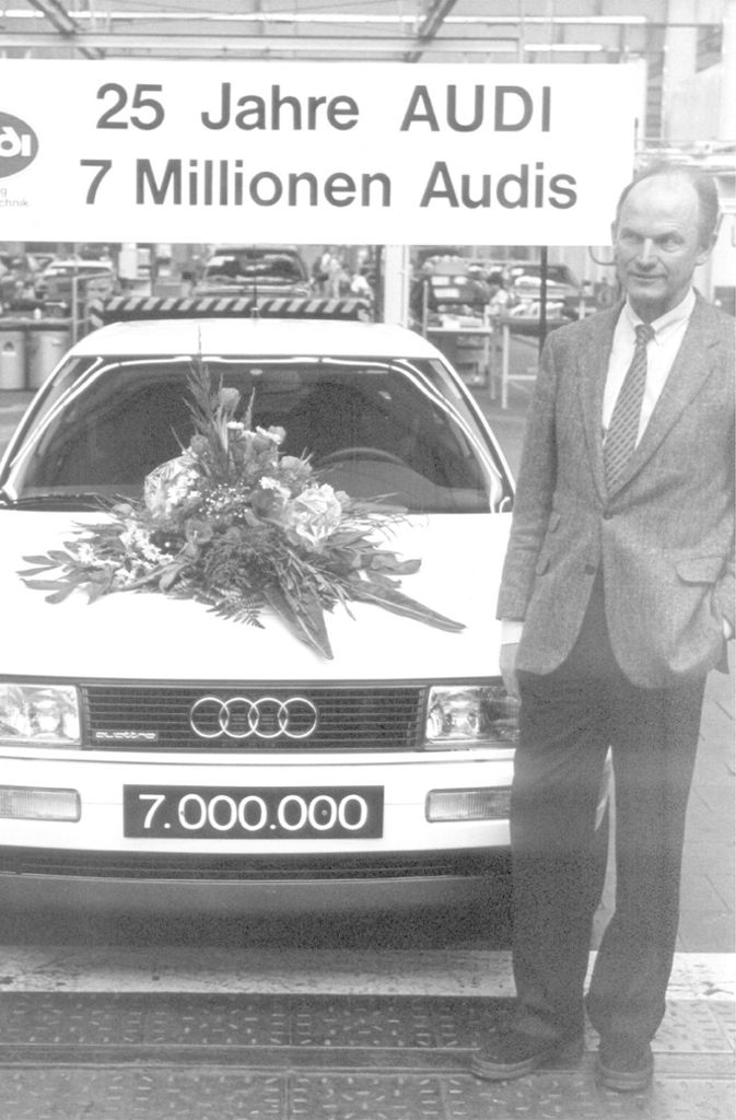 Der damalige Audi Vorstandsvorsitzende Piëch präsentiert 1990 im Werk Ingolstadt den Jubiläumswagen. Er wandelt Audis angestaubtes Image hin zu einer begehrten Premium-Marke.