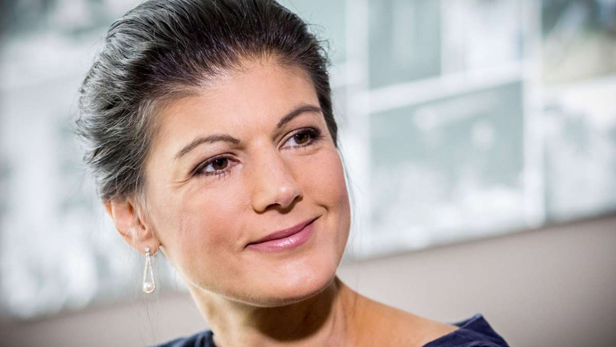  Mit skeptischen Äußerungen zur Corona-Impfung im Zuge der Debatte über Bayern-Star Kimmich hat Sahra Wagenknecht für Diskussionen gesorgt, auch einzelne Corona-Maßnahmen kritisiert sie. Nun muss sie eine Talkshow wegen eines positiven PCR-Tests absagen. 