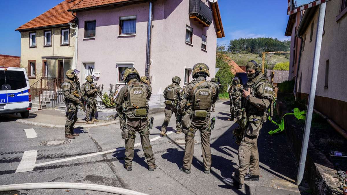 Großeinsatz in Boxberg: SEK-Einsatzkräfte riegeln Stadtteil ab – Beamter durch Schuss verletzt