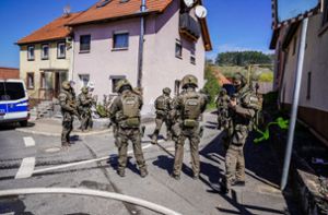 SEK-Einsatzkräfte riegeln Stadtteil ab – Beamter durch Schuss verletzt
