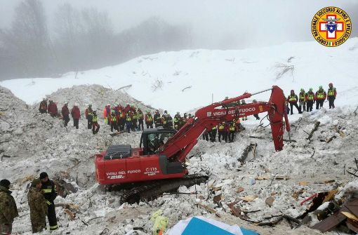 An der Unglücksstelle in Italien gibt es kaum mehr Hoffnung, noch Überlebende bergen zu können. Foto: ANSA/AP