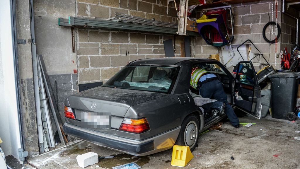 Unfall in Hochdorf: Mann kracht mit seinem Mercedes in Garage