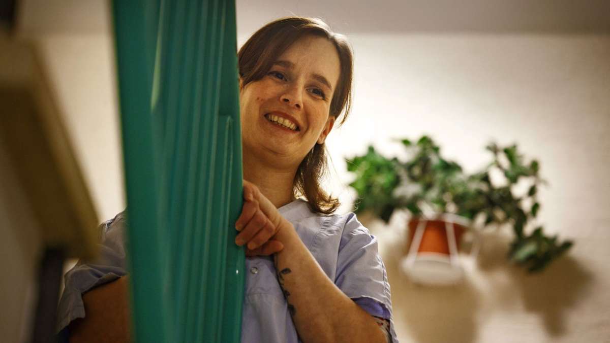  Feray Efe aus Fellbach hat zwei Jahre als ehrenamtliche Nachbarschaftshelferin gearbeitet – und sich dann mit 37 Jahren zur Fachkraft Altenpflege ausbilden lassen. 