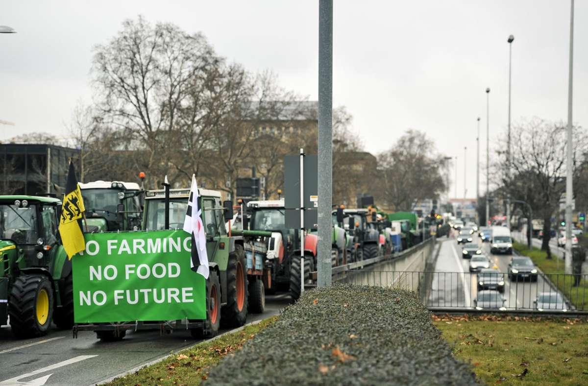 200 Landwirte haben in Stuttgart am Freitag gegen die ihrer Meinung nach verfehlte Agrarpolitik der Landesregierung demonstriert.