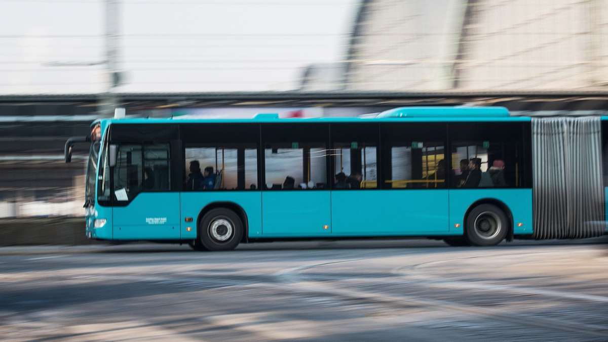 Vorfall in Nürtingen: Unzufriedener Fahrgast greift Busfahrer ins Lenkrad