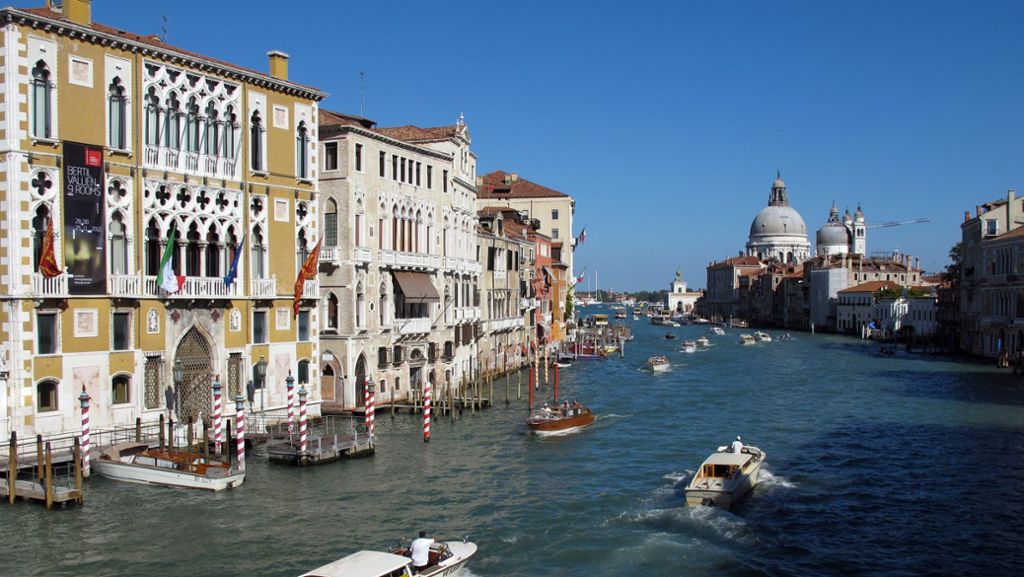 Touristen in Venedig: Fußball-Fans bekommen heftige Geldstrafe  für Nacktbaden in Kanal