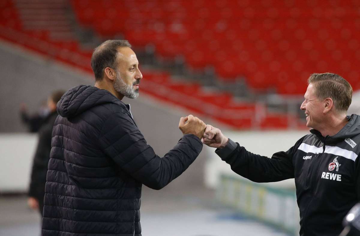 VfB-Trainer Pellegrino Matarazzo und sein Kölner Kollege Markus Gisdol begrüßen sich vor dem Spiel.
